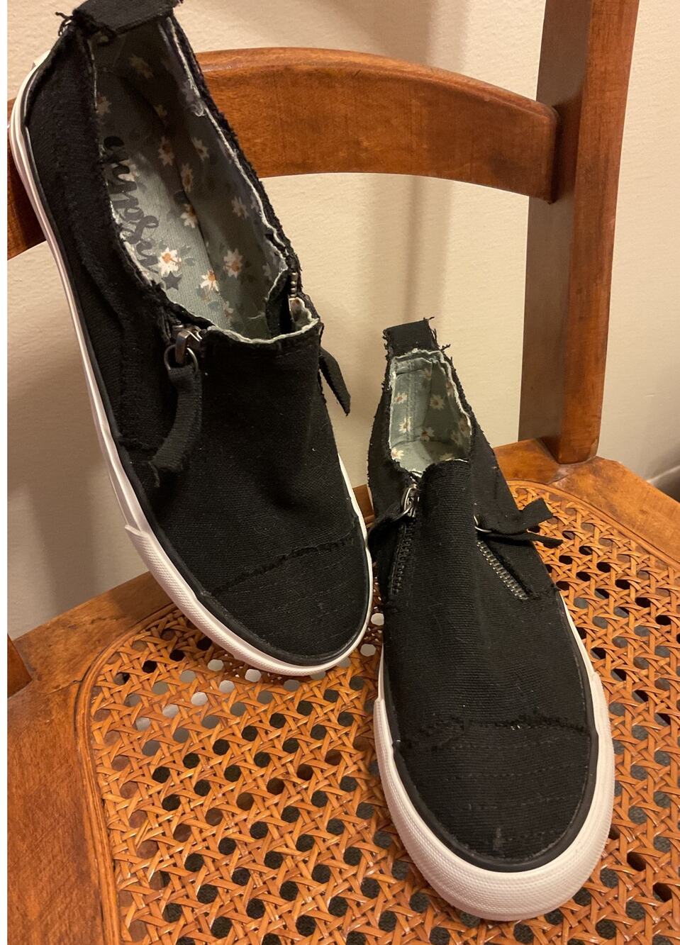 NWOT GYPSY JAZZ slip On Shoes Low Top Fabric Slip-On Sneakers Black/White 8